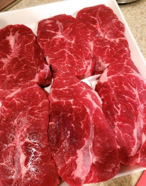 トレーの上の肉