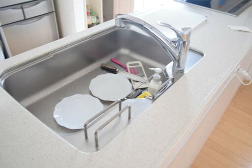 オープンなキッチンのシンク
