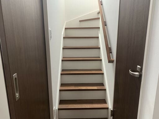 建売住宅の階段