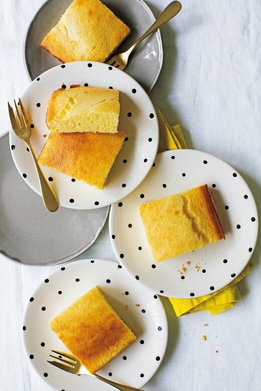 皿に盛られたマフィンケーキ