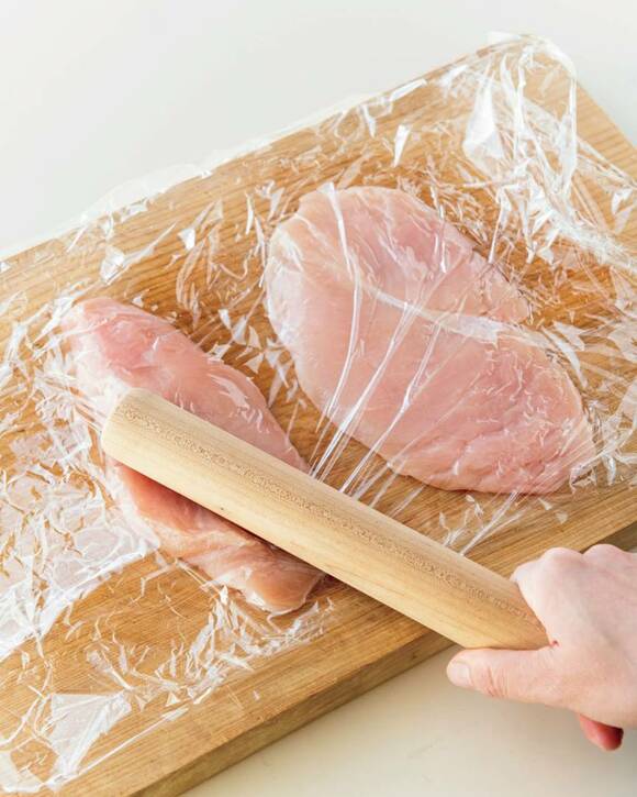 鶏肉はラップにはさんでめん棒でたたく