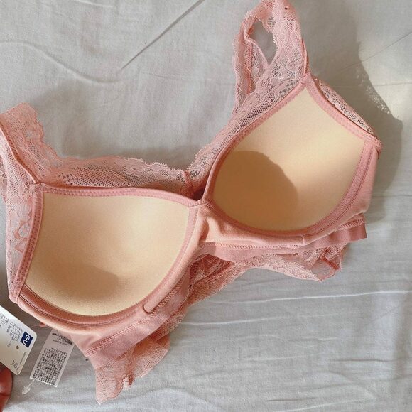 ピンクのブラジャー裏