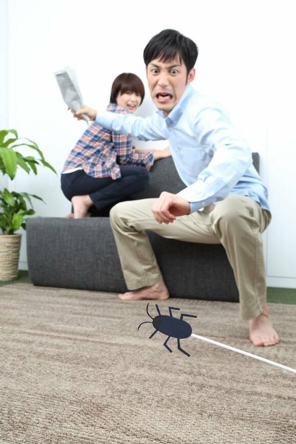 新聞紙を持つ男性