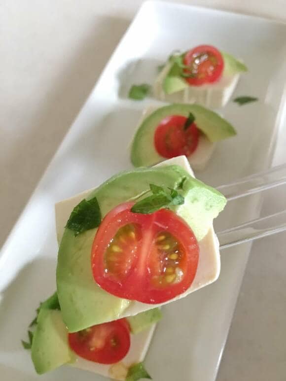 豆腐の上にアボカドとトマト