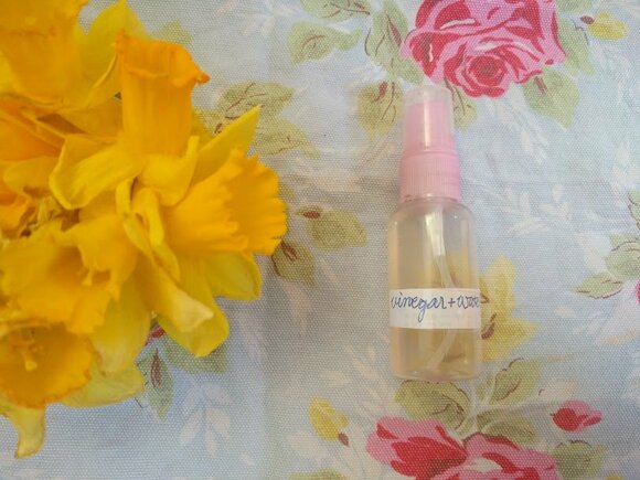 白ビネガーと水を同量で割ったビネガー水は家の掃除に大活躍