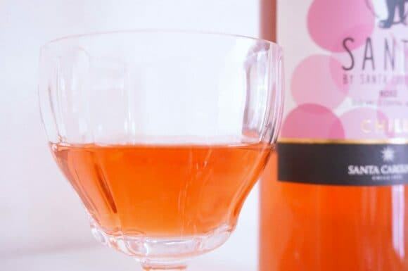 グラスに注ぐと、イチゴのようなかわいらしい色合い