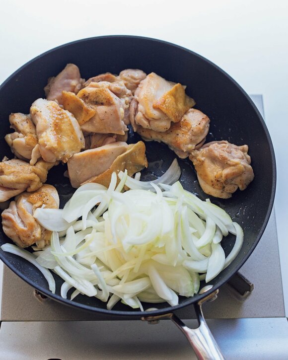 フライパンに鶏肉とタマネギ
