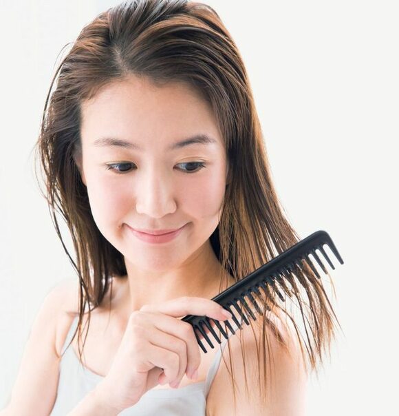 コームをつかった女性