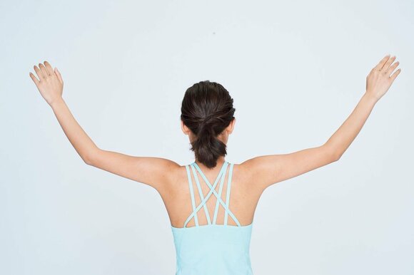 肩甲骨から広げるように意識する