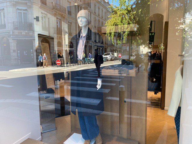 ニット帽、デニムスタイルのマネキン