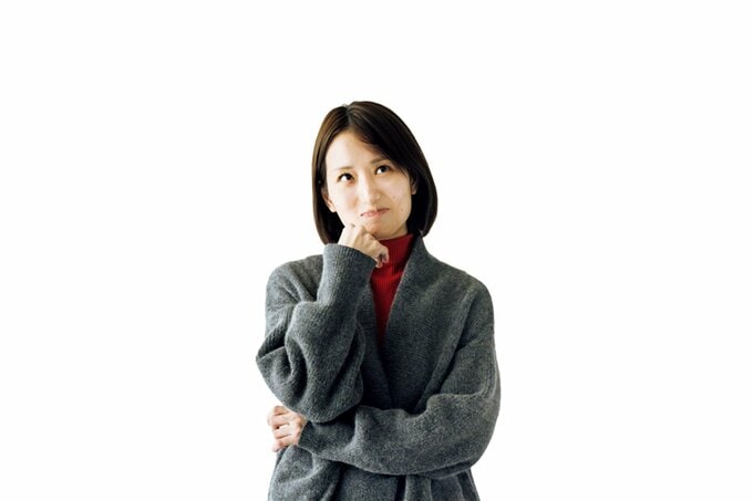 考えているボブヘアの女性