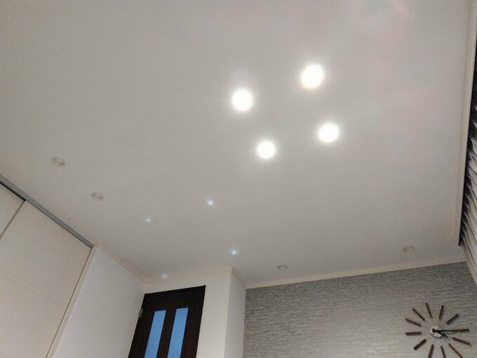 寝転がって上を見上げるとまぶしい