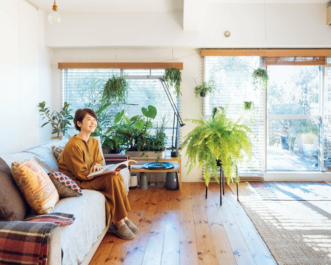 リビングのソファに女性