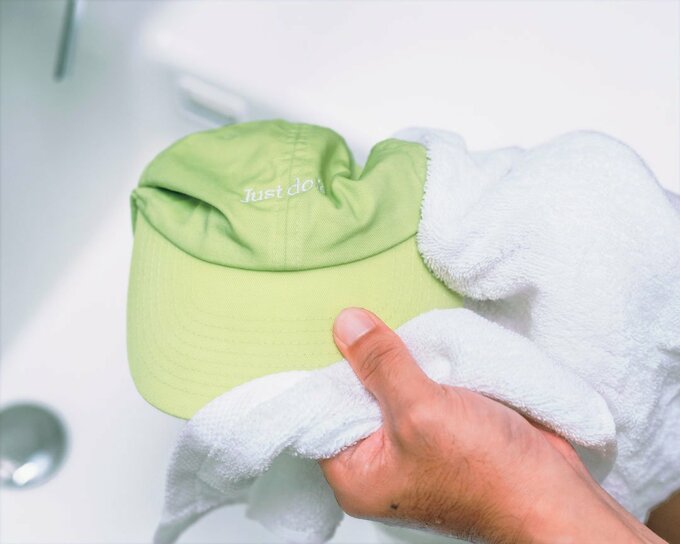 帽子をタオルドライ