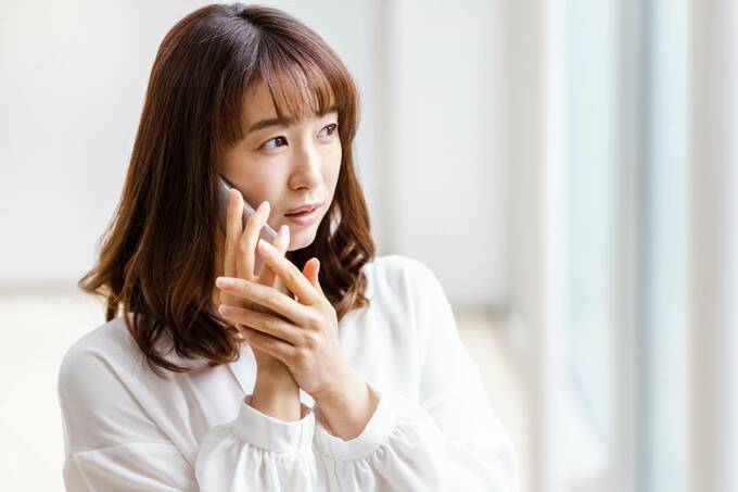 電話をしている女性