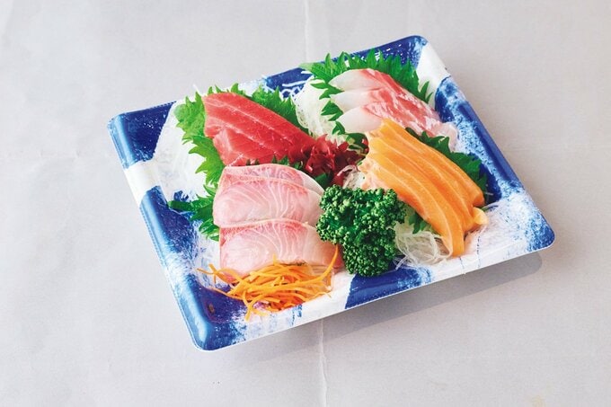 食品トレーにのったお刺身の盛り合わせ
