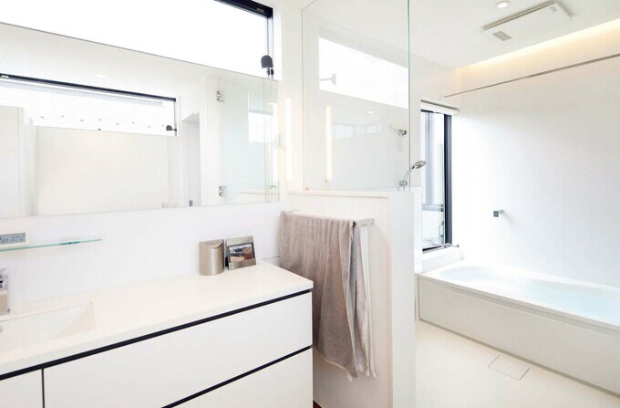 白を基調にした浴室