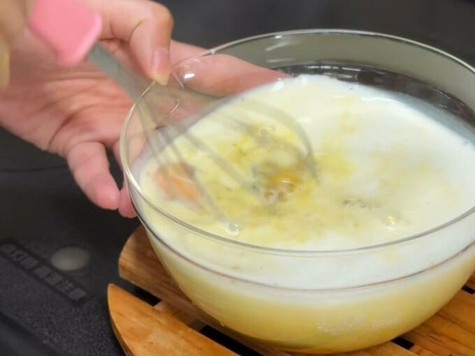 皮を除いて潰したカボチャと材料Aをボウルで混ぜている様子