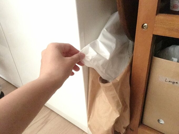 ゴミ袋に入れたビニール袋を取り出す様子