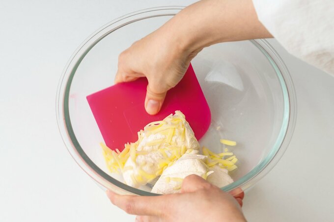 パンの材料にトッピングの具材を加える