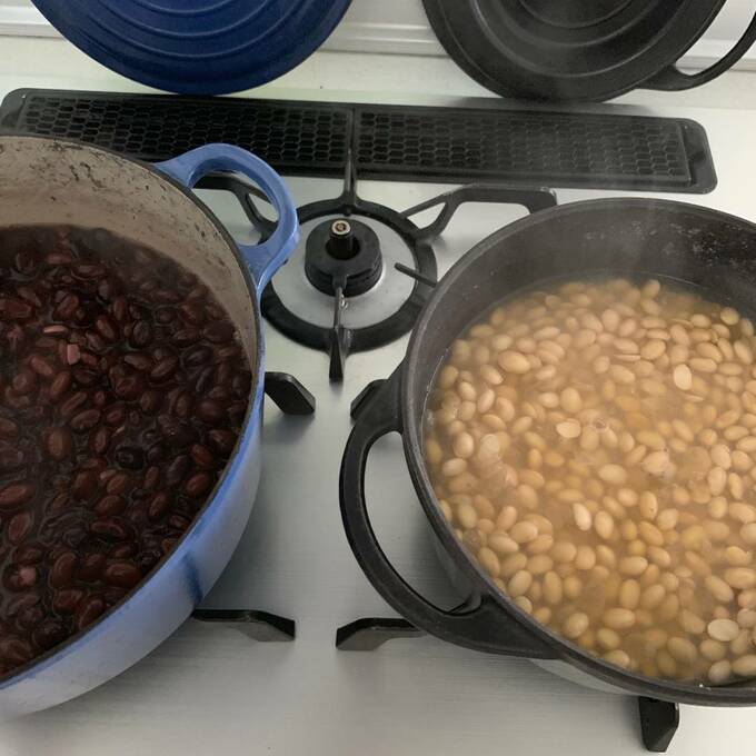 黒豆の粗熱がとれたら潰していきます