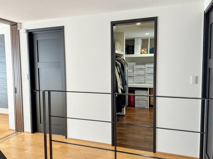 廊下からウォークインクローゼットを見る