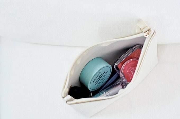 白ポーチにメイク道具