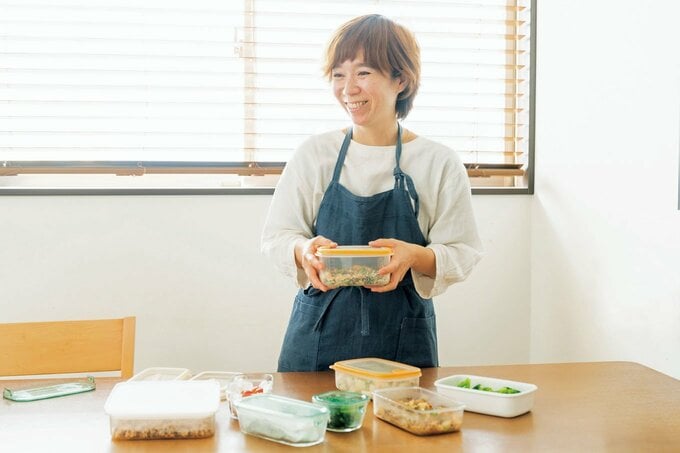 つくりおきする女性