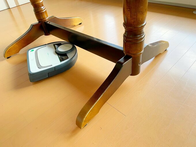 家具の脚とロボット掃除機
