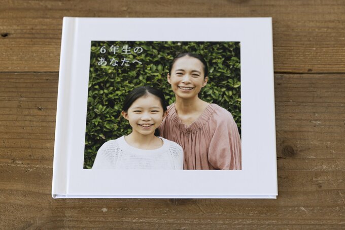 フォトブックの表紙の親子写真。