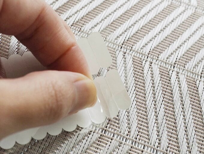 テープを押さえながらはがす