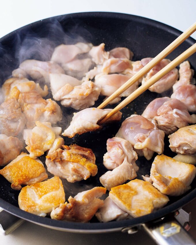 フライパンに鶏肉