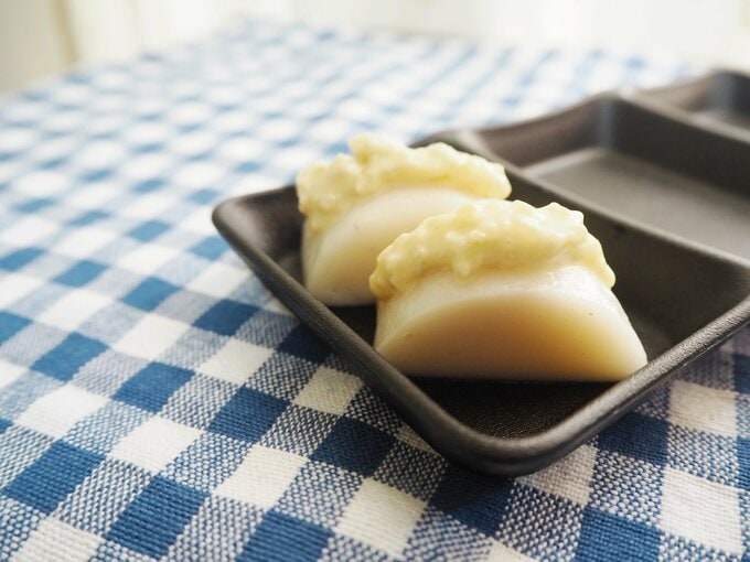 かまぼこにわさびのタルタルソースを入れる