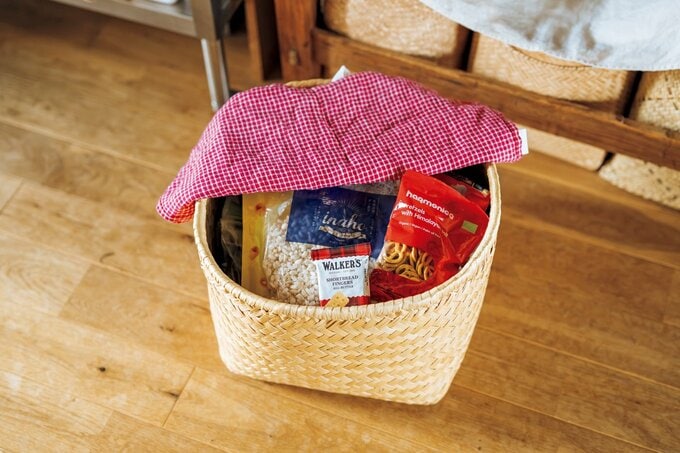 木製の編みカゴにお菓子が入っている様子