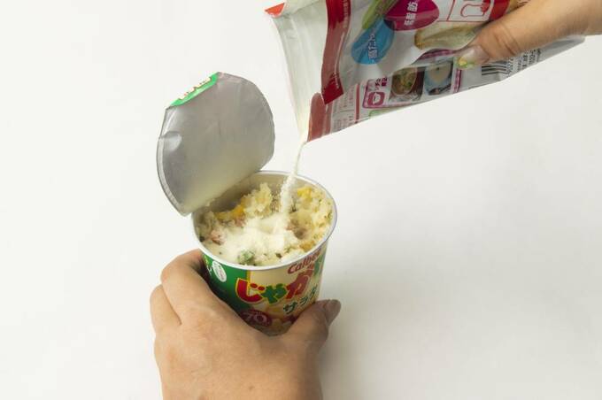 じゃがりこにスキムミルクを入れる