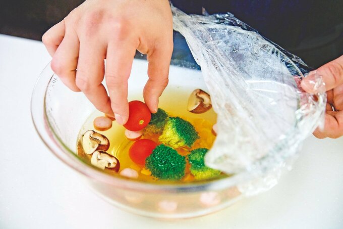 トマトをあとからいれている画像