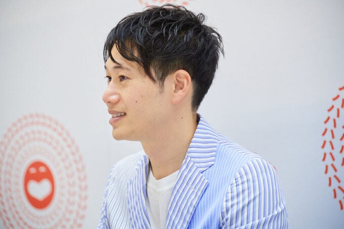 インタビューに答える男性