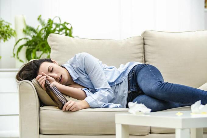 ソファに倒れる女性