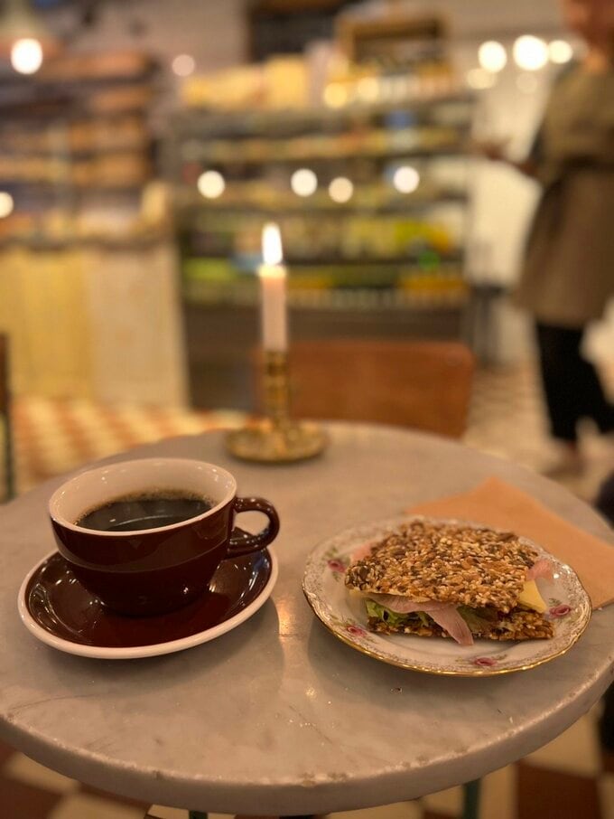 カフェのテーブルに灯るキャンドル