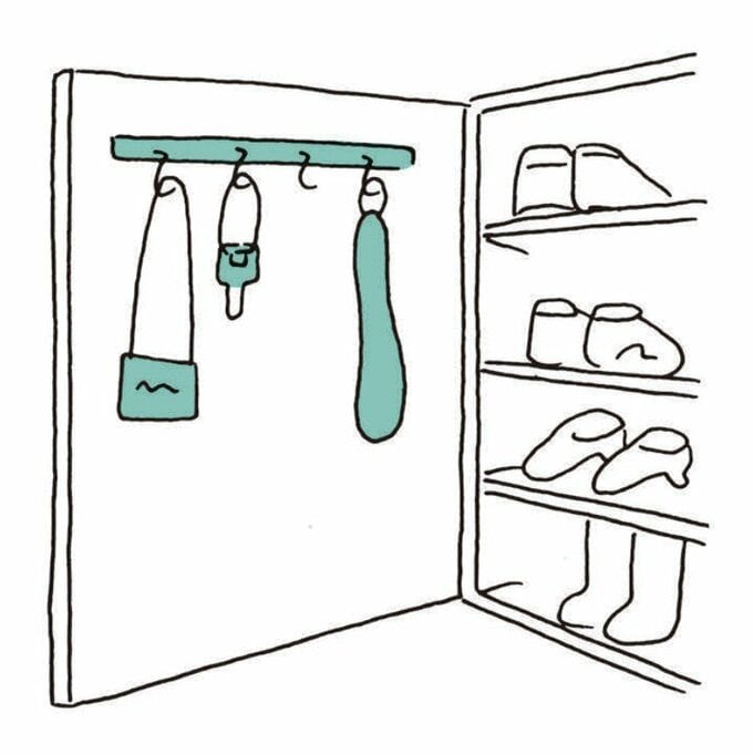 下駄箱の扉裏にフックで浮かせる