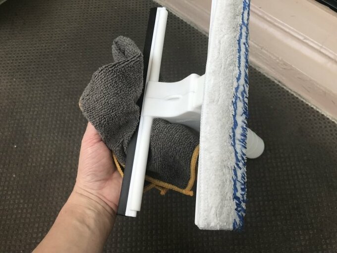 ワイパーについた水気をふきとる様子