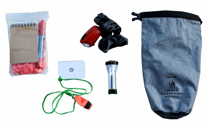 （左から）伝達用メモとペンとひも、ミラーとホイッスル、ヘッドライト、ランタン、まとめ袋