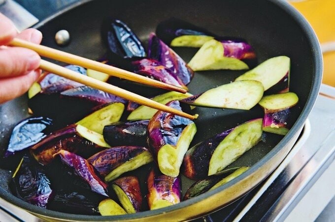 ナスを炒める様子