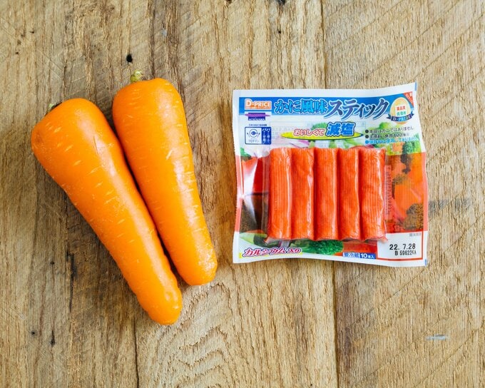 ニンジンとカニカマボコ