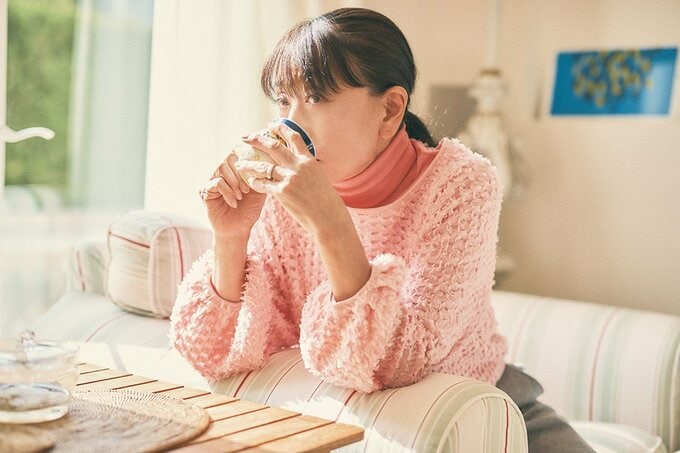女性が飲み物を飲んでいる様子