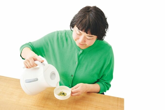 レトルトスープにお湯を注ぐ様子