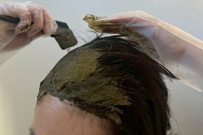 ヘナでカラーリングする女性