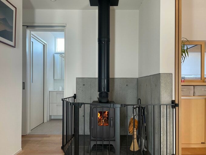 玄関正面の薪ストーブ