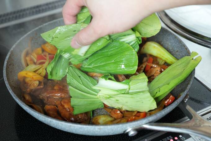 チンゲンサイの葉の部分を入れる