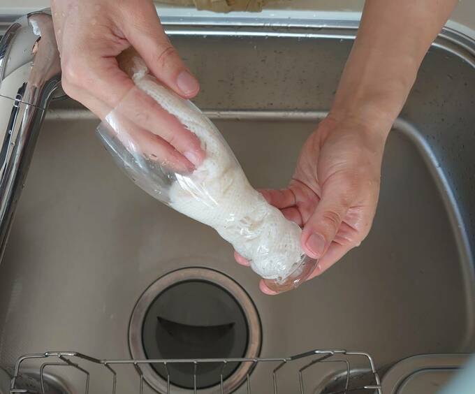 ふきんでグラスを洗う